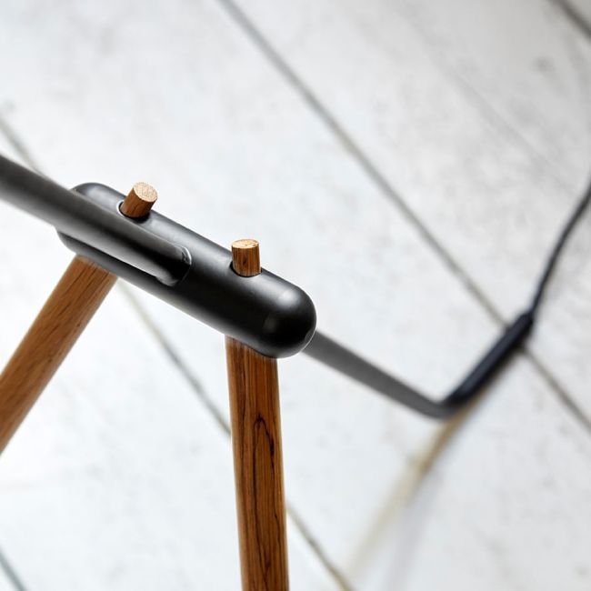 lampa podłogowa czarna z drewnianymi elementami, tripod w stylu skandynawskim