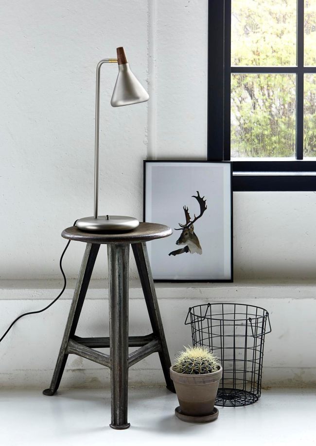 wysoka lampa biurkowa, srebrna, minimalistyczna, nowoczesna - aranżacja