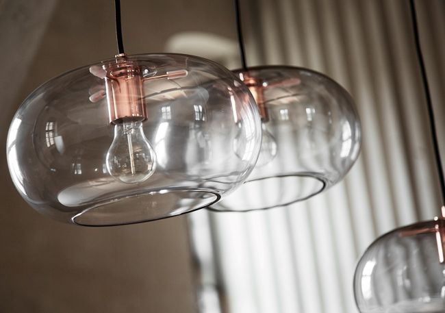 nowoczesna lampa wisząca ze szklanym kloszem, szkło barwione na szaro