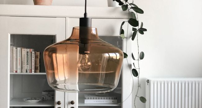 lampa wisząca z barwionego szkła brązowa, transparentna -aranżacja