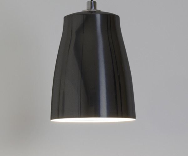 czarna lampa wisząca w nowoczesnym stylu, lakierowane wykończenie