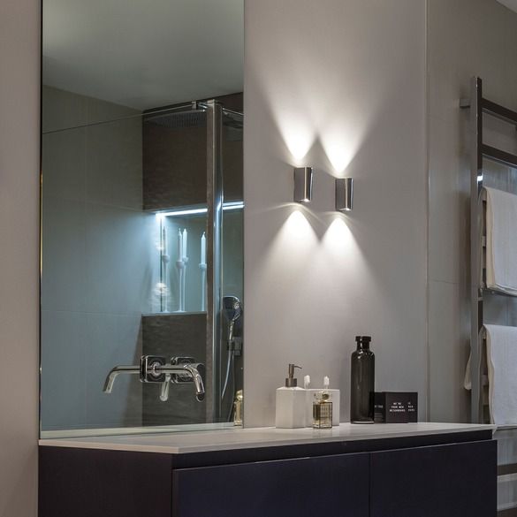 mały, pionowy kinkiet w srebrnym połysku, styl nowoczesny - aranżacja łazienka