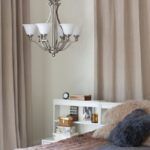 srebrny żyrandol w stylu klasycznym z kloszami z białego szkła - aranżacja sypialnia