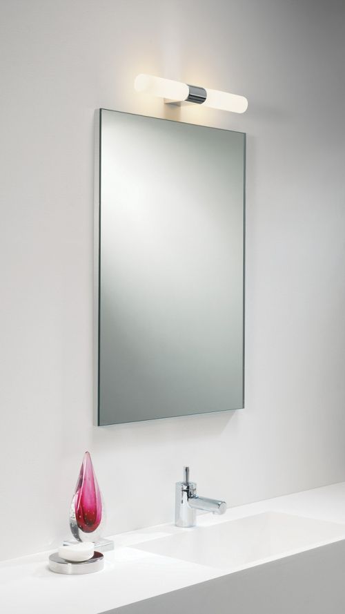minimalistyczny kinkiet do łazienki, podłużny klosz z mlecznego szkła
