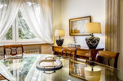 elegancka lampa stołowa z beżowym abażurem i szklana podstawą beżowo-czarną - aranżacja klasyczna jadalnia