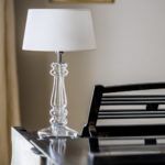 stylowa lampa stołowa, biały abażur i szklana, bezbarwna podstawa - styl modern classic
