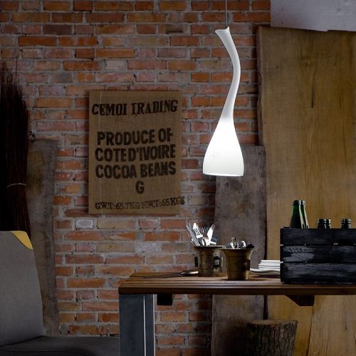 biała lampa wisząca ze szkła, oryginalny kształt, produkt polski - aranżacja industrialna