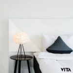 mała lampa stołowa - tripod w kolorze czarnym z białym kloszem