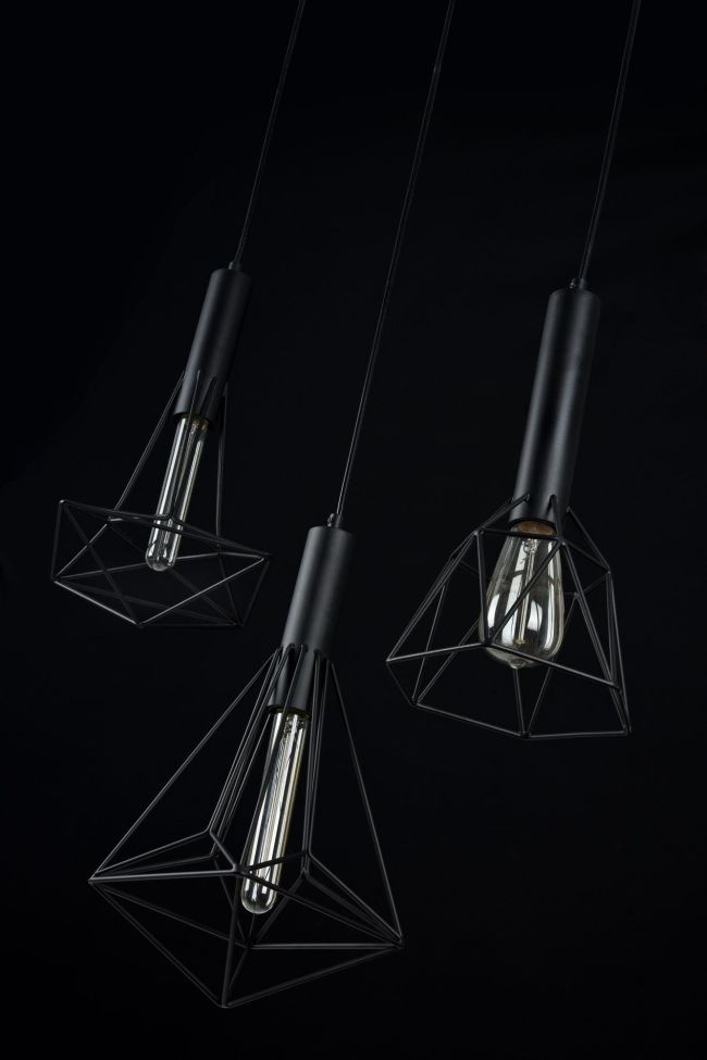 lampa wisząca trójkątna z czarnych drutów