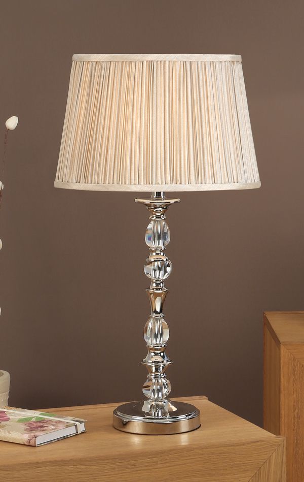 srebrna lampa stołowa z szklanymi dekoracjami i dużym abażurem