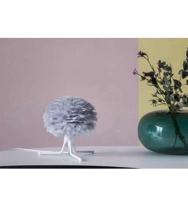 niewysoka lampa stołowa z szarym kloszem z piór, podstawa biały trójnóg, styl skandynawski - aranżacja pastele