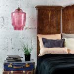 duża lampa wisząca z barwionego szkła, pastelowy róż - aranżacja sypialnia