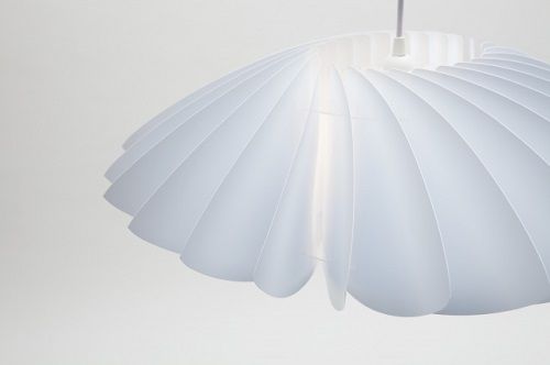 biała lampa wisząca z harmonijkowym kloszem