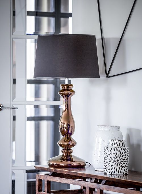 elegancka lampa stołowa z czarnym abażurem i miedzianą podstawą, klasyczna stylistyka - aranżacja salon
