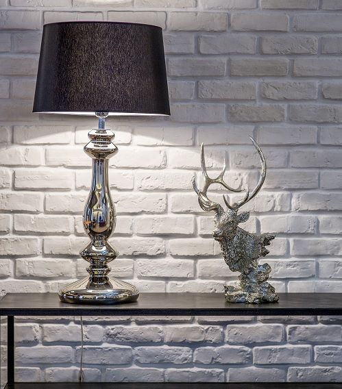 lampa stołowa modern classic, srebrna podstawa i czarny klosz - aranżacja, biały kamień