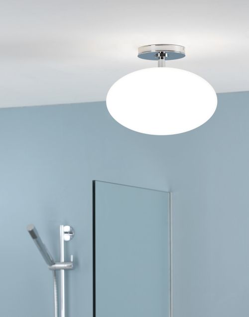 lampa sufitowa do łazienki z białym, szklanym kloszem