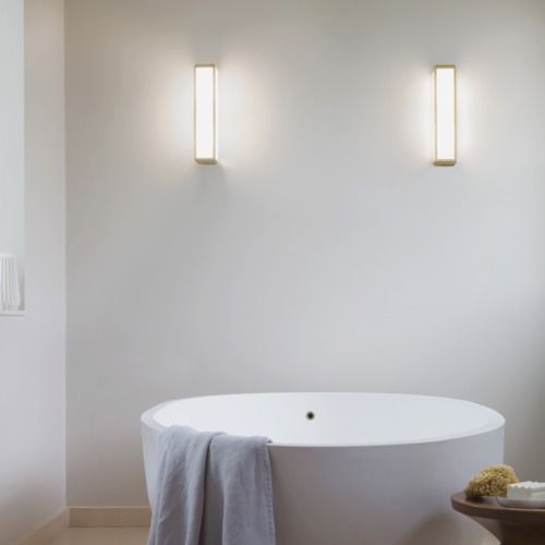 kinkiet do łazienki w kształcie prostokąta, biały klosz w złotej oprawie
