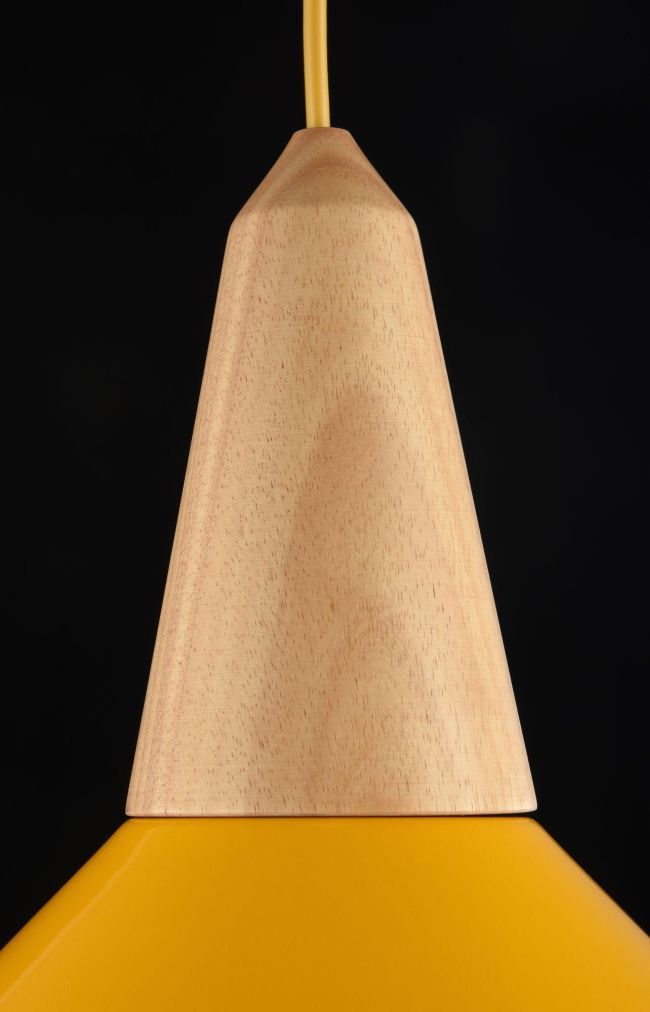 żółta lampa wiszaca z drewnianym mocowaniem