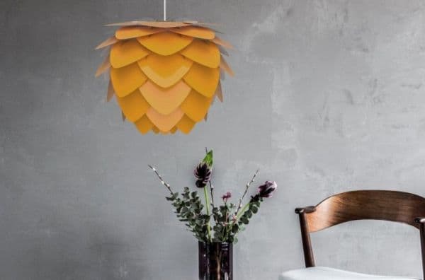 duża lampa wisząca, żółta, styl skandynawski - aranżacja szarość