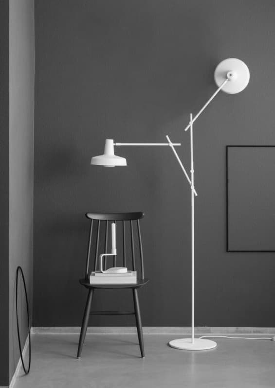nowoczesna lampa podłogowa, dwa białe ramiona - aranżacja