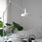 biała lampa podłogowa z metalu, aranżacja sypialnia w bieli