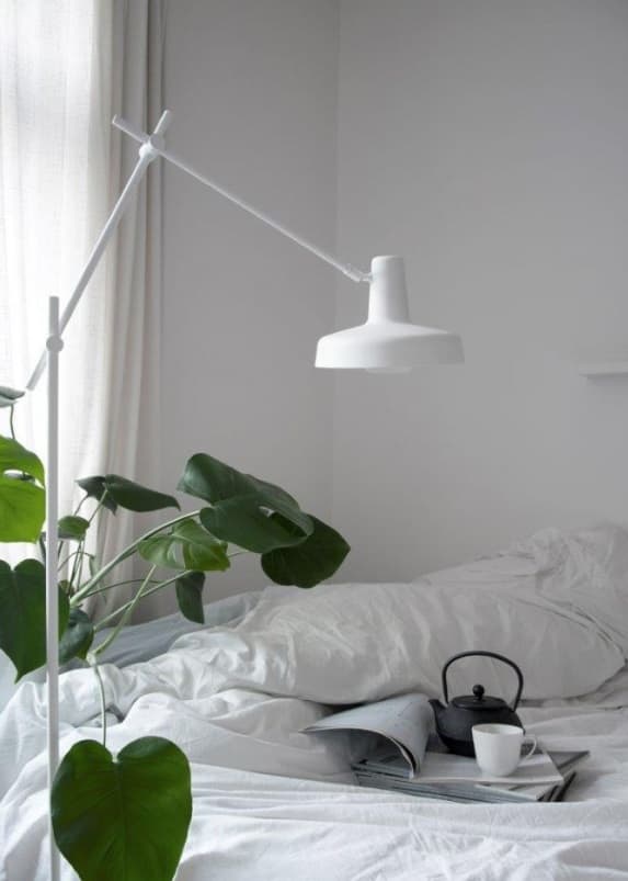 biała lampa podłogowa z metalu, aranżacja sypialnia w bieli