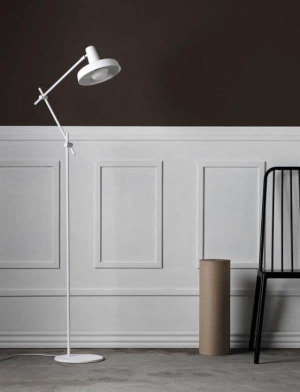 biała lampa podłogowa w stylu nowoczesnym, geometryczna - aranżacja