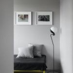 minimalistyczna lampa podłogowa na drucianej podstawie - aranżacja szarość