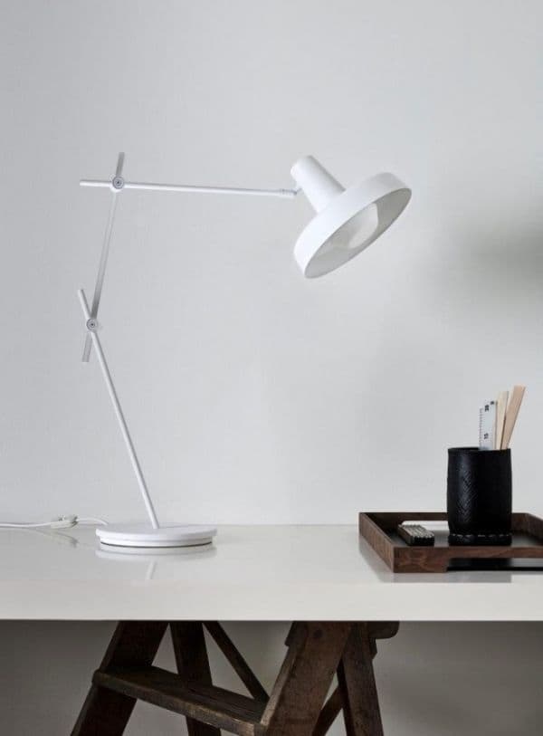nowoczesna lampa biurkowa, biały metal - aranżacja