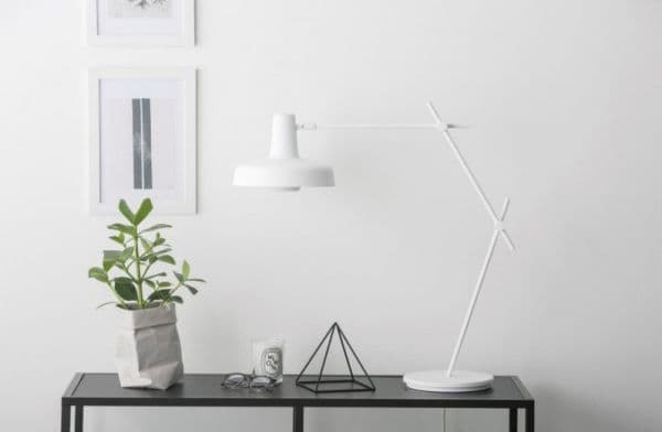 biała lampa na biurko - aranżacja nowoczesna