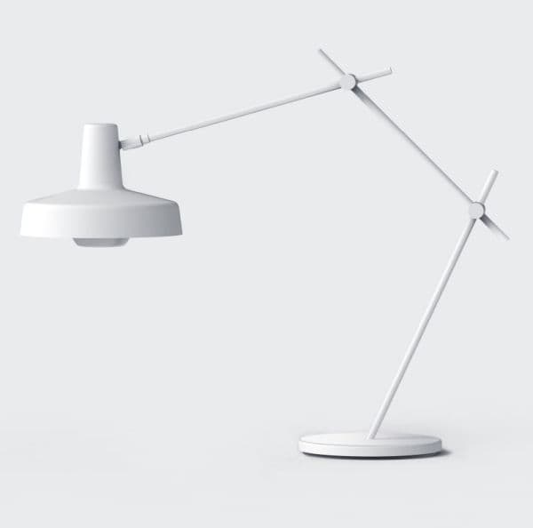nowoczesna lampa stołowa z geometrycznym ramieniem i minimalistycznym kloszem