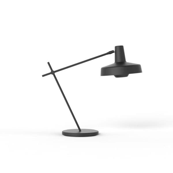 czarna lampa stołowa z metalu, regulowane ramię