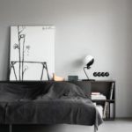minimalistyczna lampa stołowa - aranżacja szara sypialnia