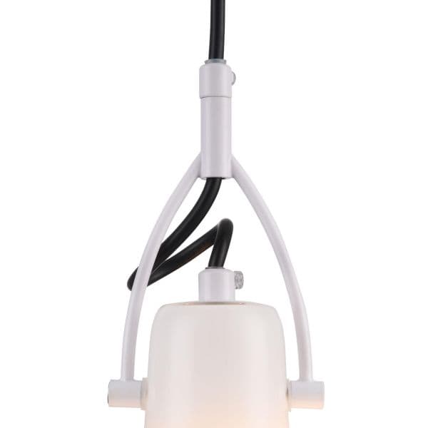 biała lampa wisząca w stylu skandynawskim, do zastosowania w kuchni